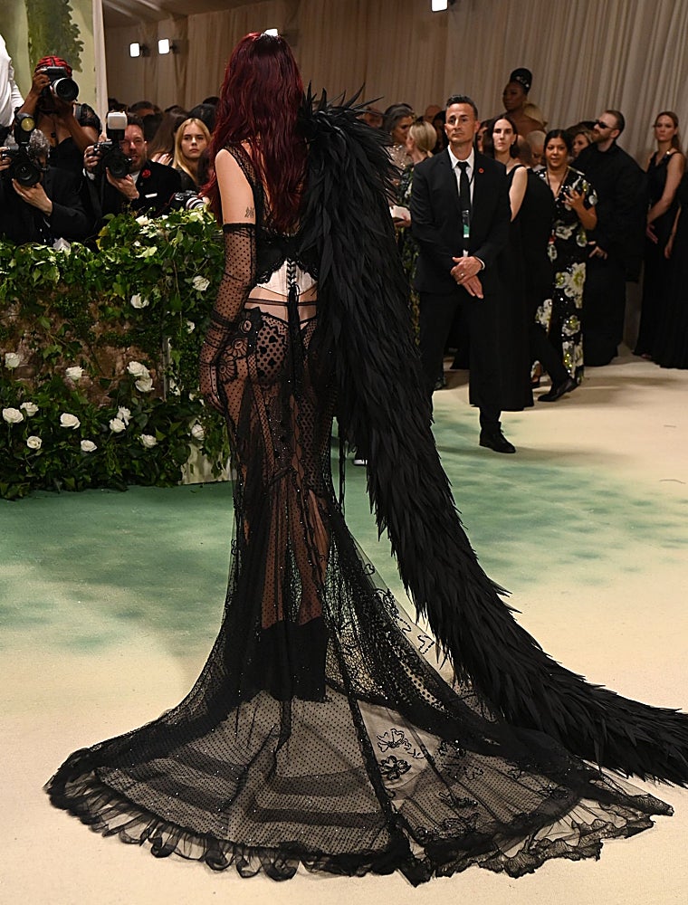 Dua Lipa también apostó por las transparencias en la gala Met.