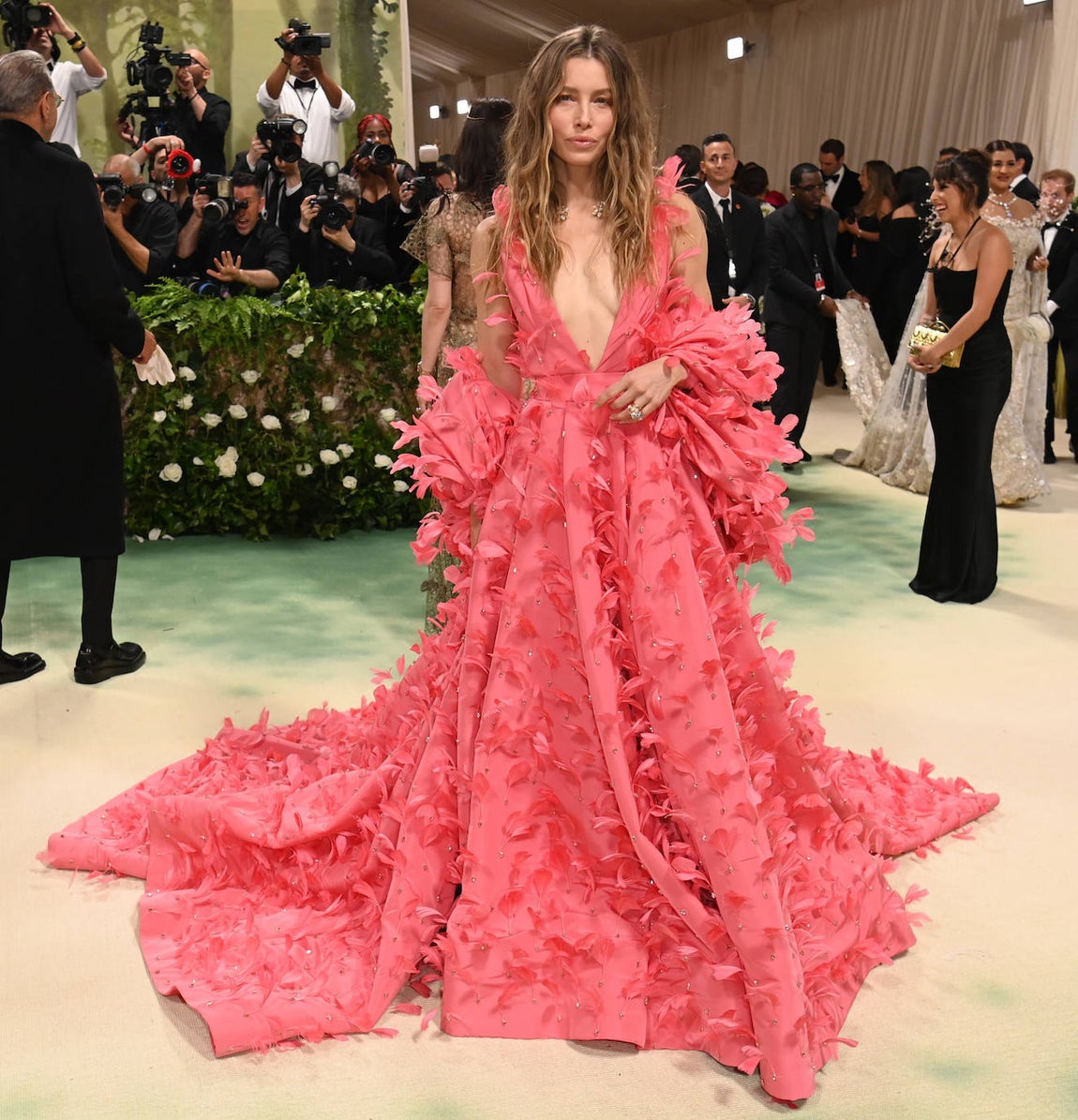 Jessica Biel lució un vestido de seda con volúmenes en tono coral. 