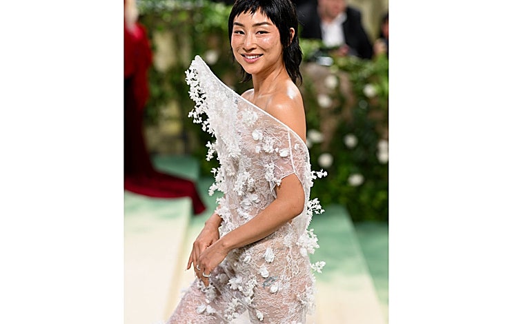 Imagen principal - Greta Lee, Phoebe Dynevor y Alexandra Daddario en la gala Met 2024.