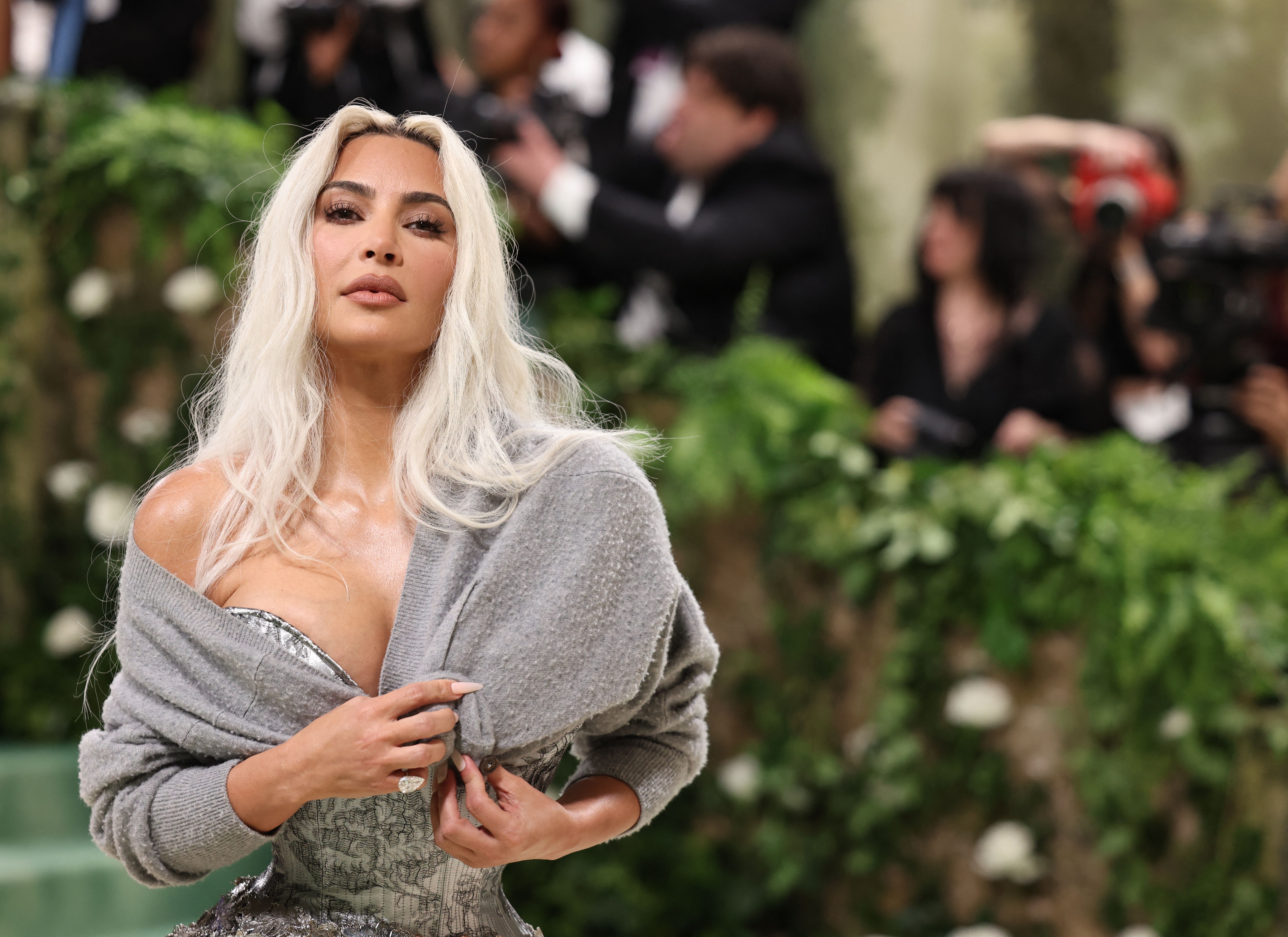 Kim Kardashian viste de Schiaparelli para la velada