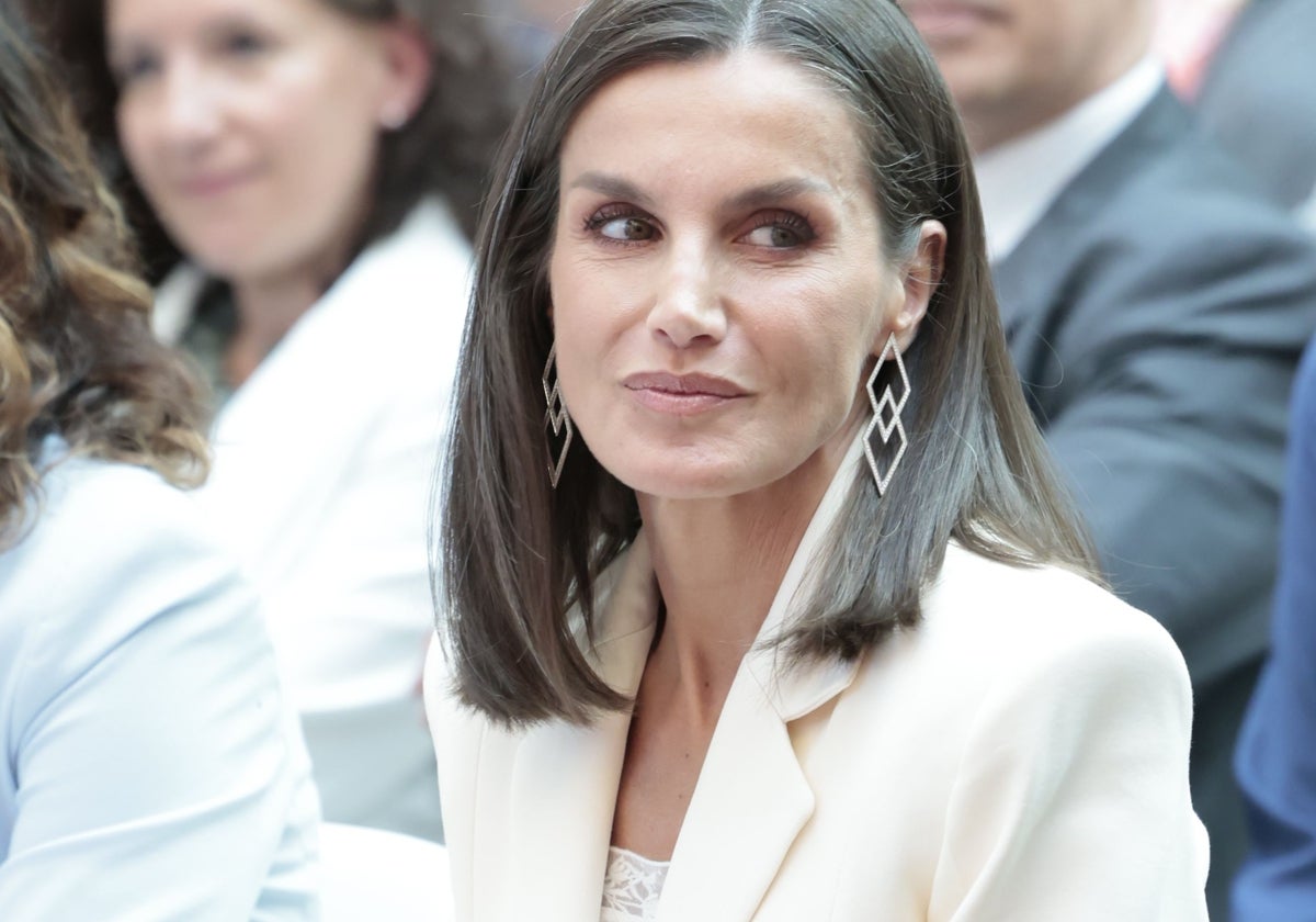 La Reina Letizia con traje de chaqueta de la colección de Victoria Beckham x Mango