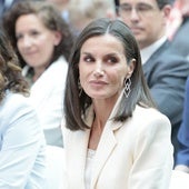 La Reina Letizia estrena el famoso traje de Victoria Beckham x Mango de 250 euros