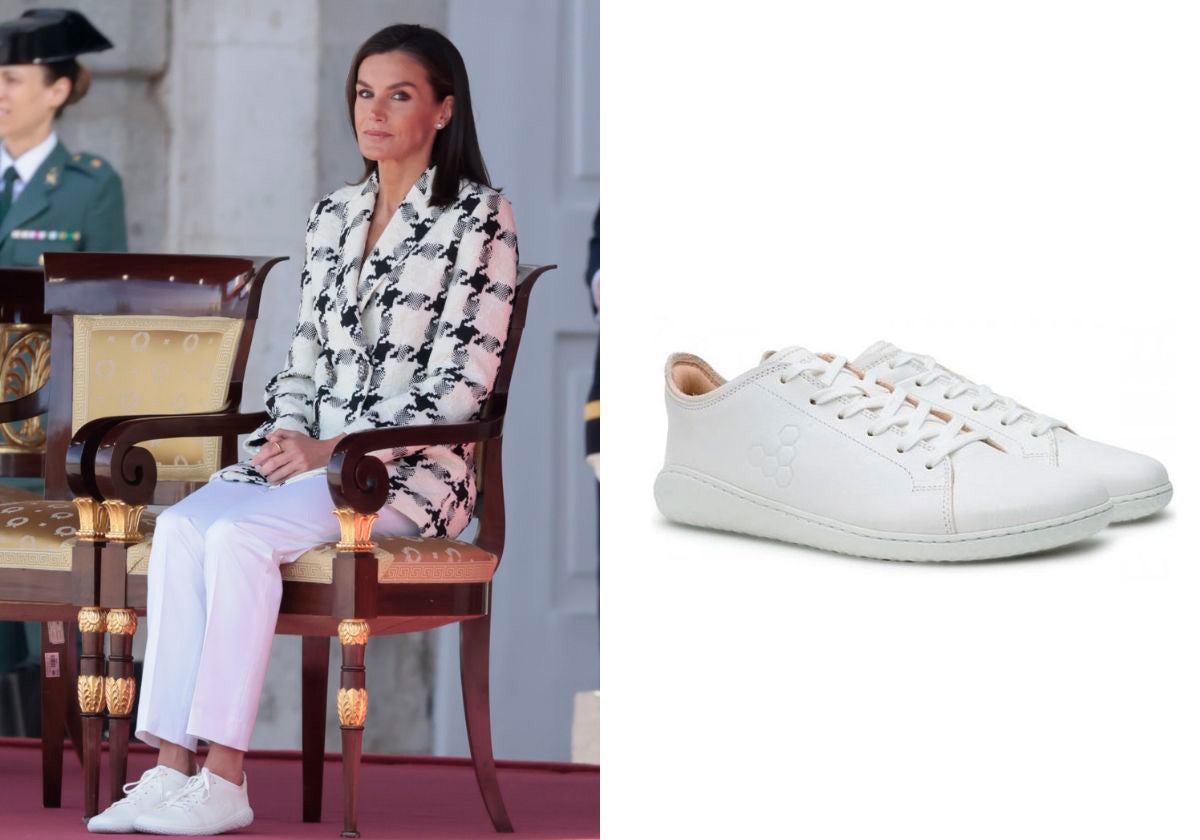 Doña Letizia escogió un look casual y elegante para el acto central conmemorativo del bicentenario de la Policía Nacional. Con una chaqueta reciclada de Uterqüe y un pantalón blanco, combinó unas zapatillas planas de la marca Vivobarefoot. El modelo se trata del Geo Court III y tiene un precio de 160 euros en la web de la firma británica. 