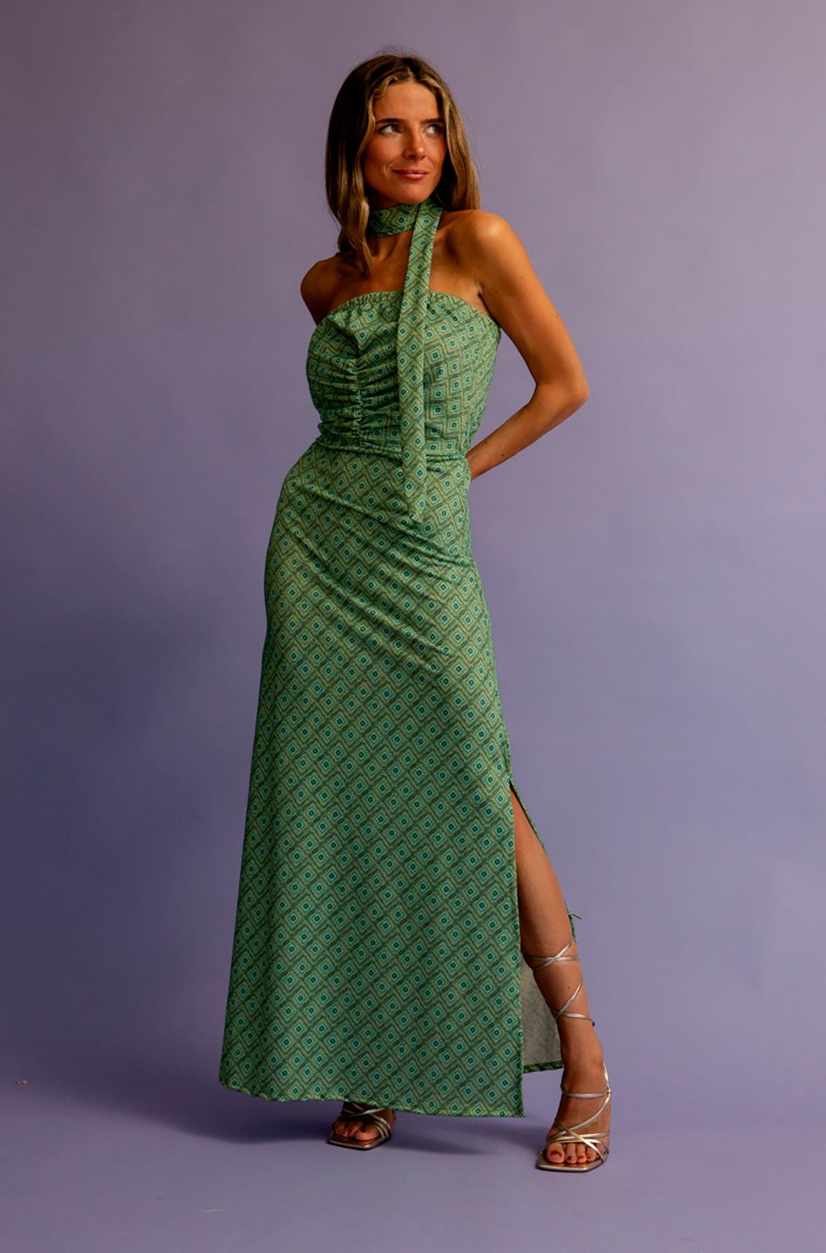 Vestido largo con escote palabra de honor, estampado geométrico y fular a juego de Basyco Jerez. 33.99 euros.