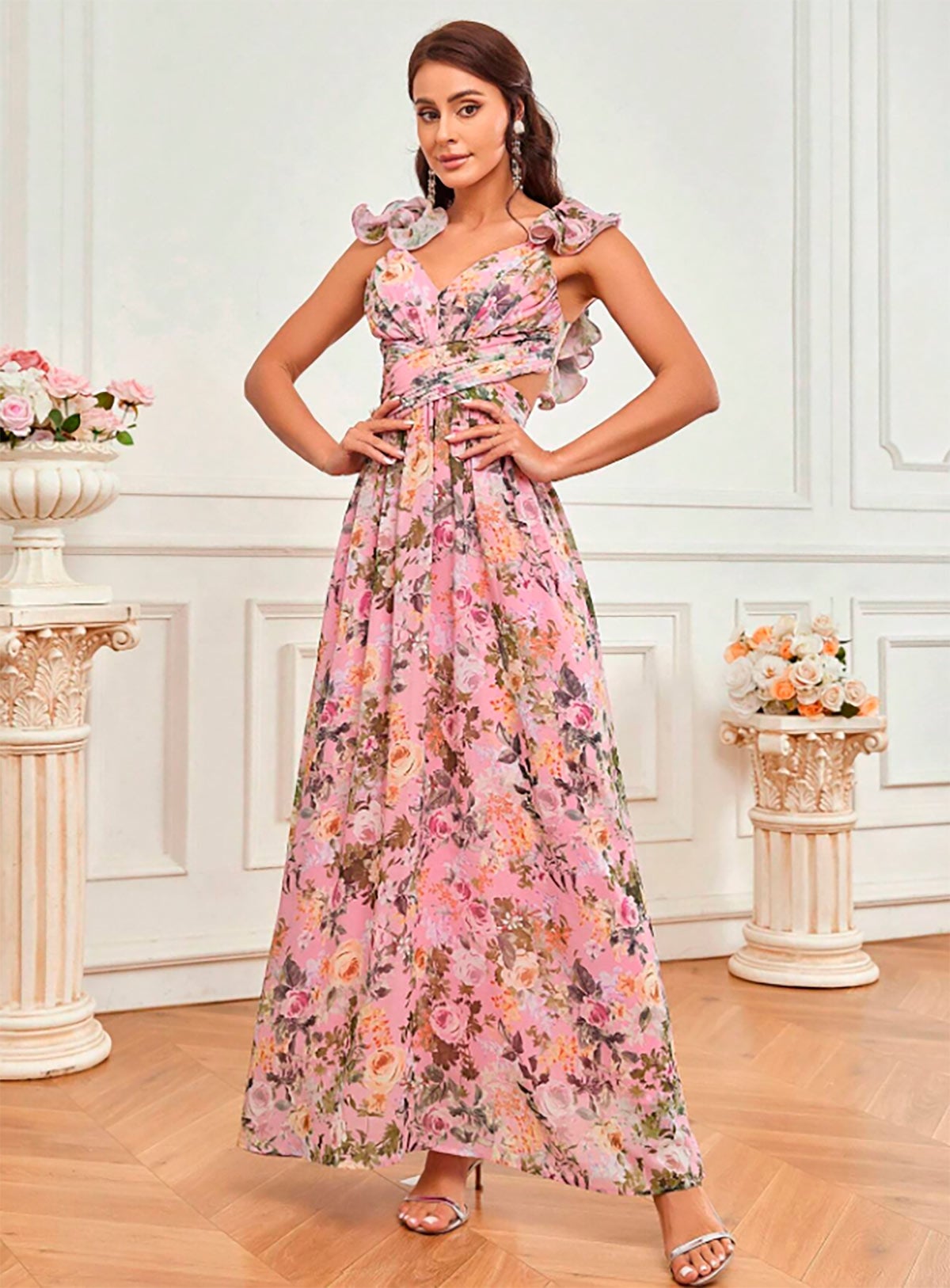 Vestido largo con estampado floral y 'cut out' de Shein. 42 euros. 