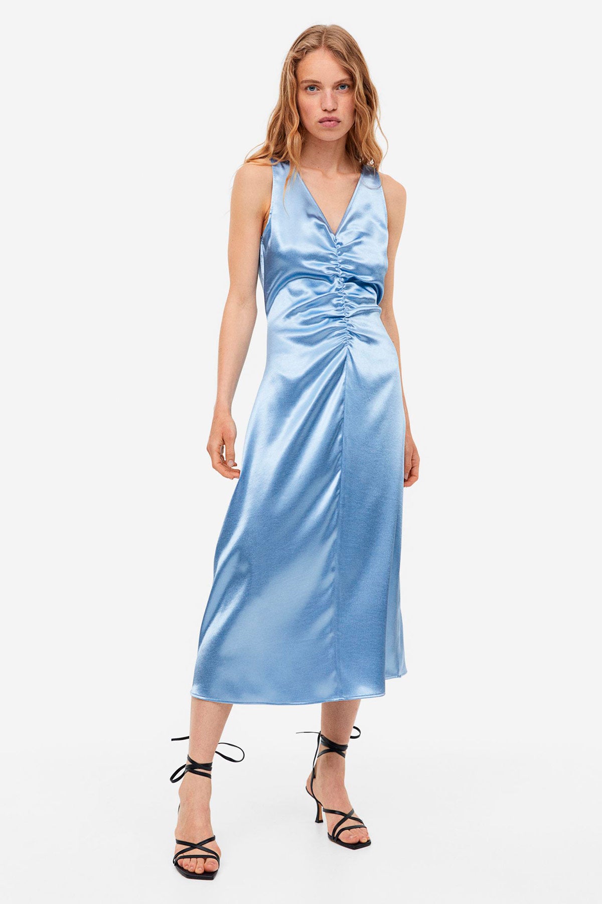 Vestido fruncido confeccionado en tejido azul satinado de H&M. 39.99 euros.