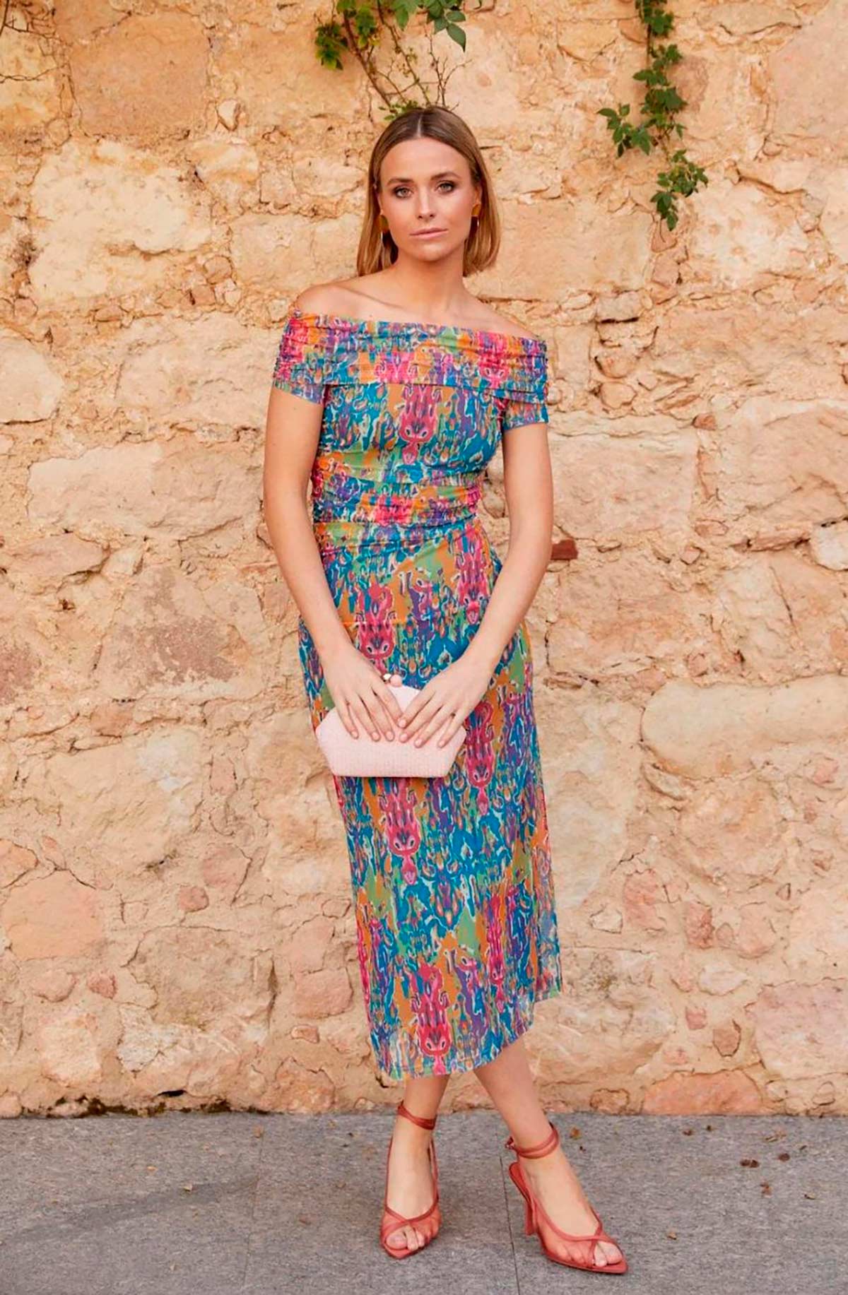 Vestido entallado con estampado multicolor, corte midi y escote bardot. 39.95 euros en See iou.
