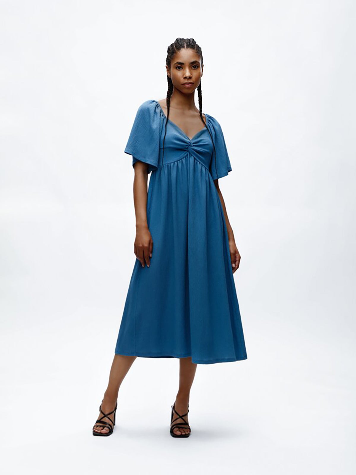 Vestido midi de cuello en pico con detalle en nudo en color azul. 15.99 euros en Lefties. 