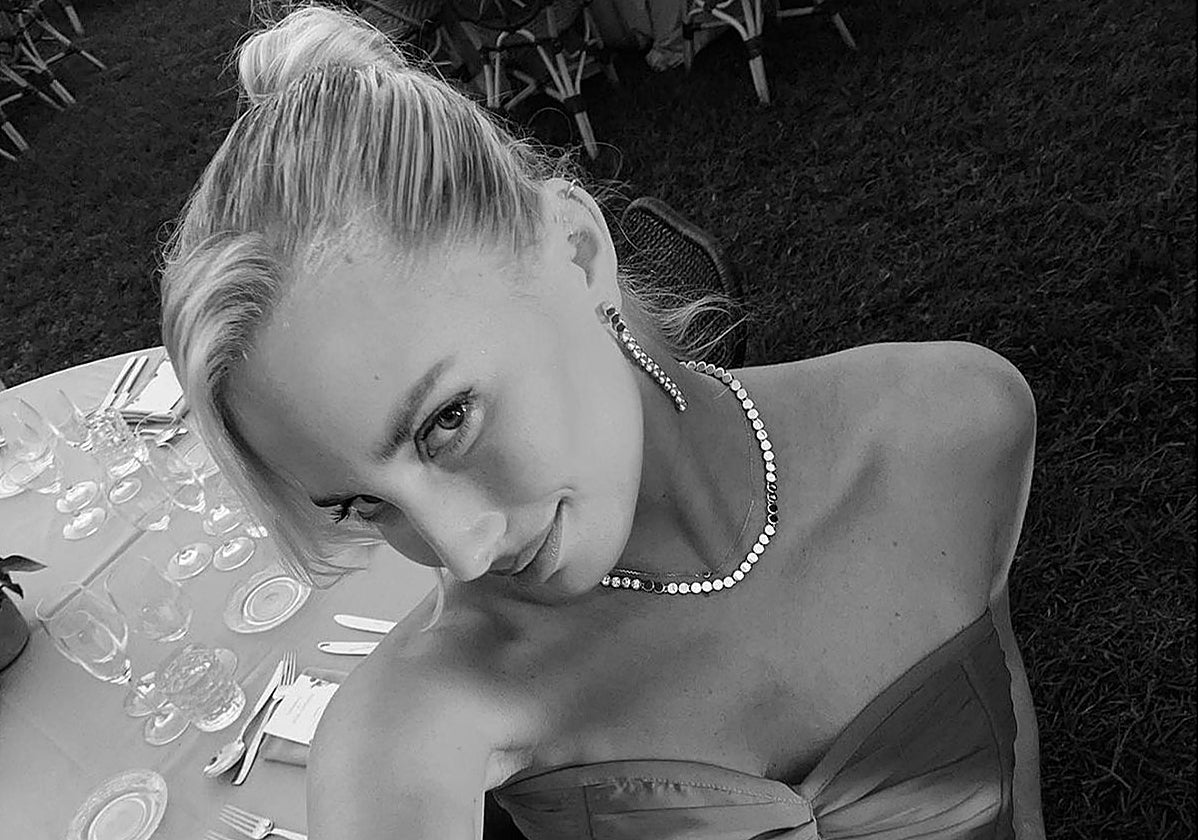 Un moño con mechón suelto, una opción ideal de peinado para graduación.