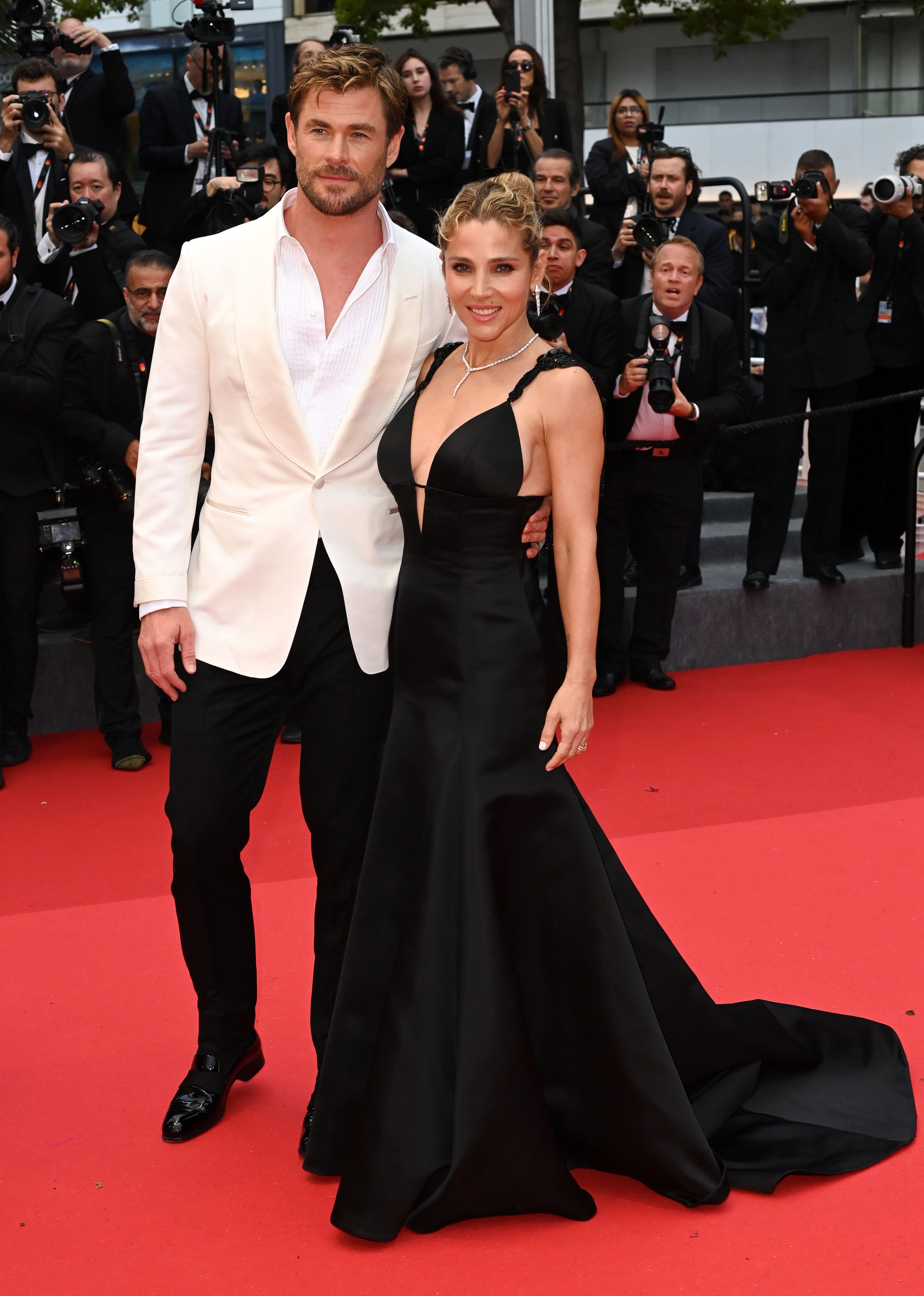 La actriz Elsa Pataky lució un vestido negro con tirantes y un pronunciado escote en pico. 