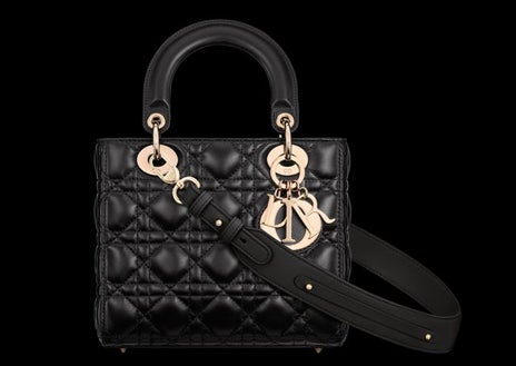 Imagen secundaria 1 - Lady Di con el bolso Lady Dior en 1995 | Distintas versiones del icónico bolso en su versión actual y en distintos colores (desde 4.700 euros)