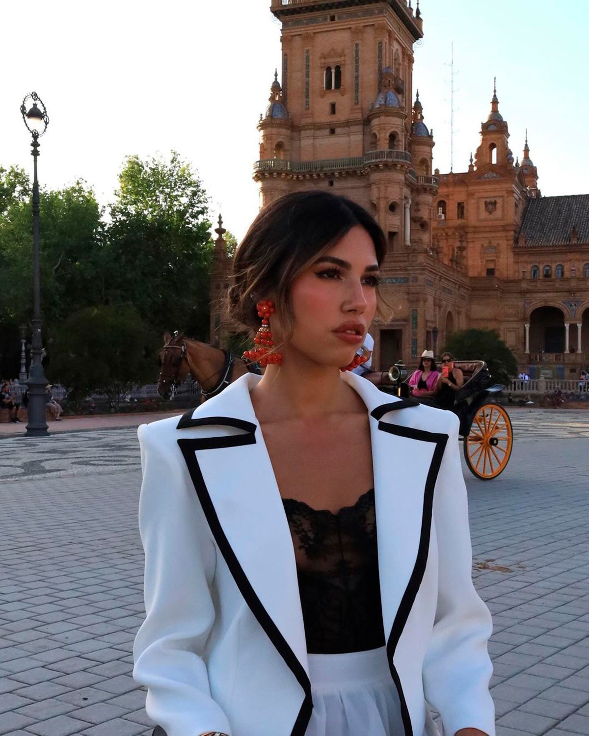 Tal y como explica Alex Sestelo, una opción ideal para las chicas con media melena es el recogido bajo desenfadado. María Segarra lo lleva con mechones sueltos delanteros, lo que le da un toque elegante.