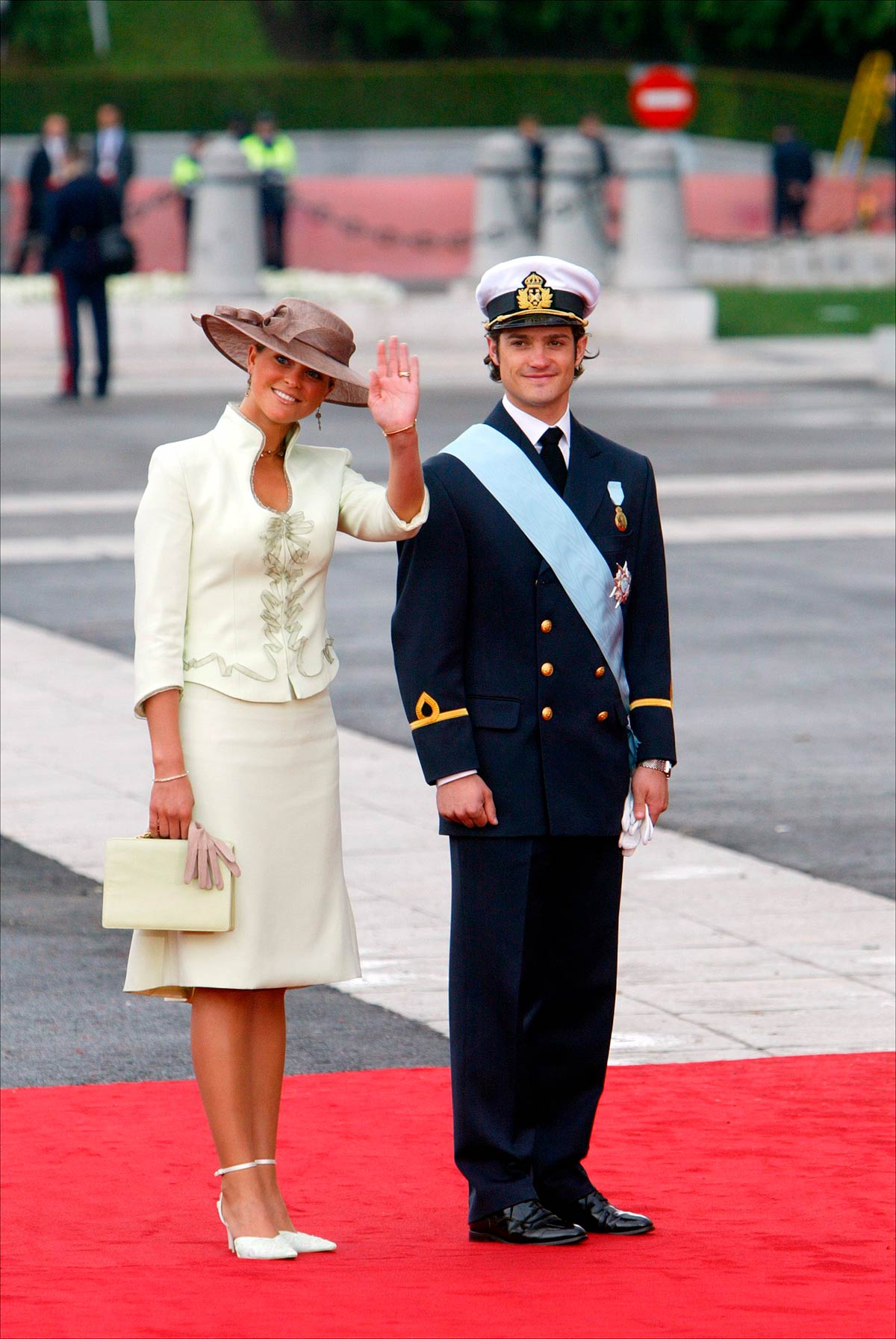 Magdalena de Suecia, acompañada por su hermano, Carlos Felipe, lució un dos piezas de falda y chaqueta. La parte de arriba presentaba cuello chimenea y brocados en la zona central. Llevó además un sombrero marrón. 