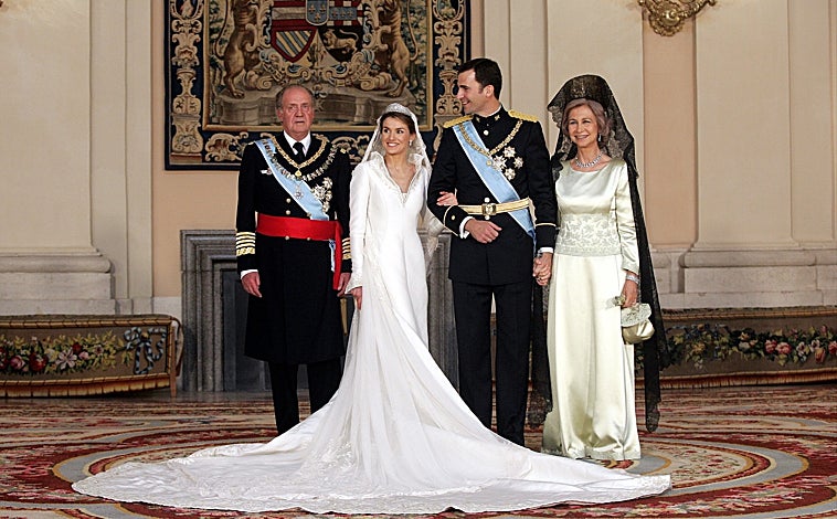 Imagen principal - Cada detalle del diseño tenía un simbolismo ideado por Pertegaz. En la imagen el primer boceto del vestido de novia de la Reina Letizia, en la exposición 'Homenaje a Manuel Pertegaz' en Barcelona en 2004