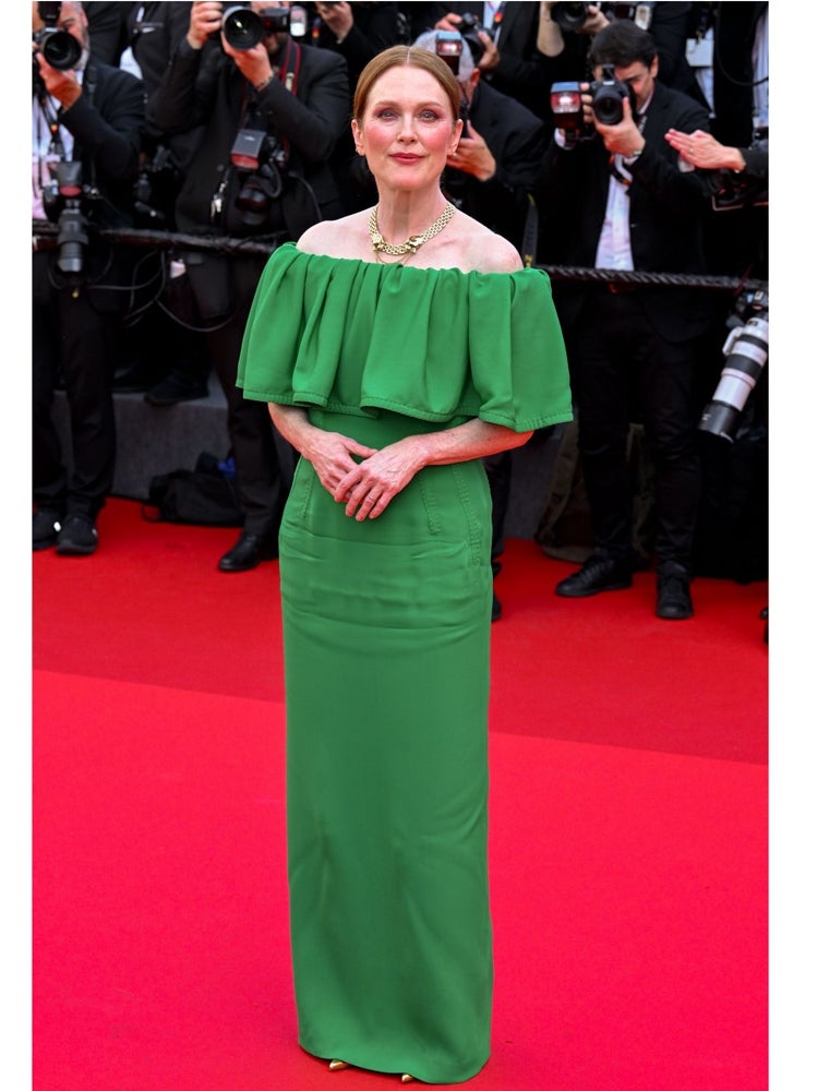 Julianne Moore eligió un diseño verde esmeralda para acudir a Cannes.