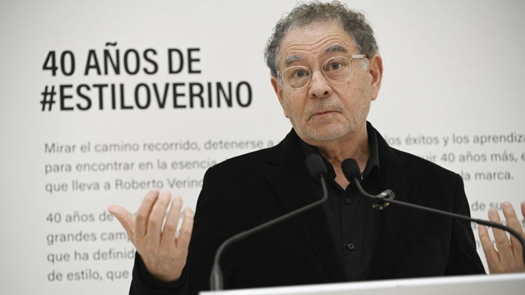 Roberto Verino en la clausura de la exposición de fotografía que conmemora sus 40 años en el mundo de la moda.