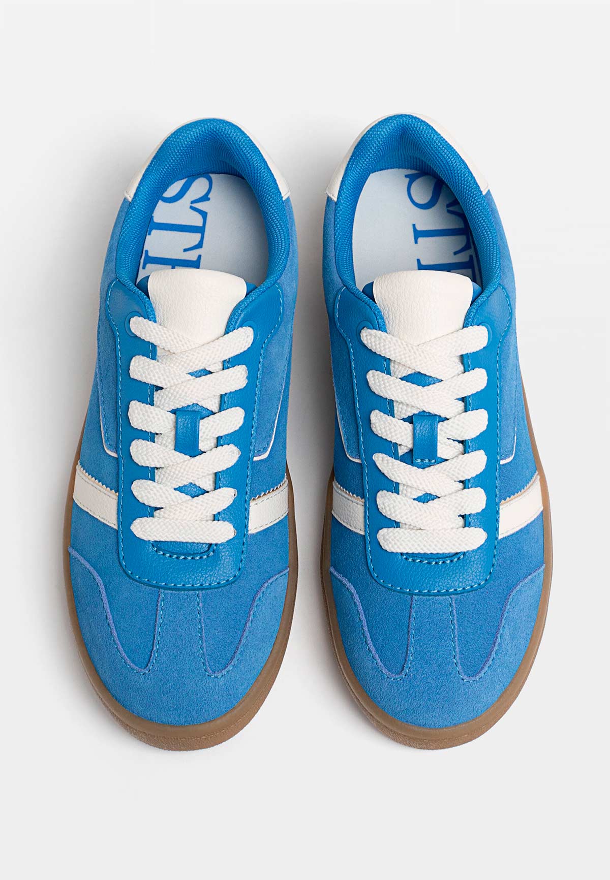 Zapatillas estilo Samba en azul y blanco de Stradivarius. 29.99 euros. 