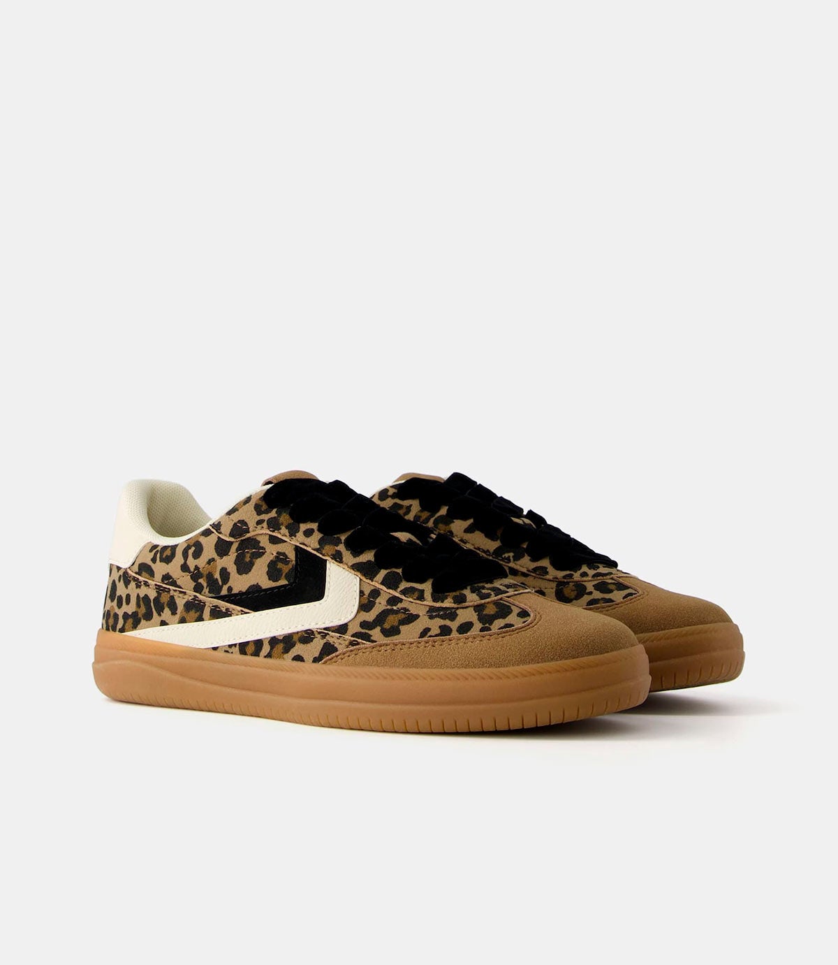 Zapatillas con estampado de leopardo de Bershka de inspiración retro. 25.99 euros. 