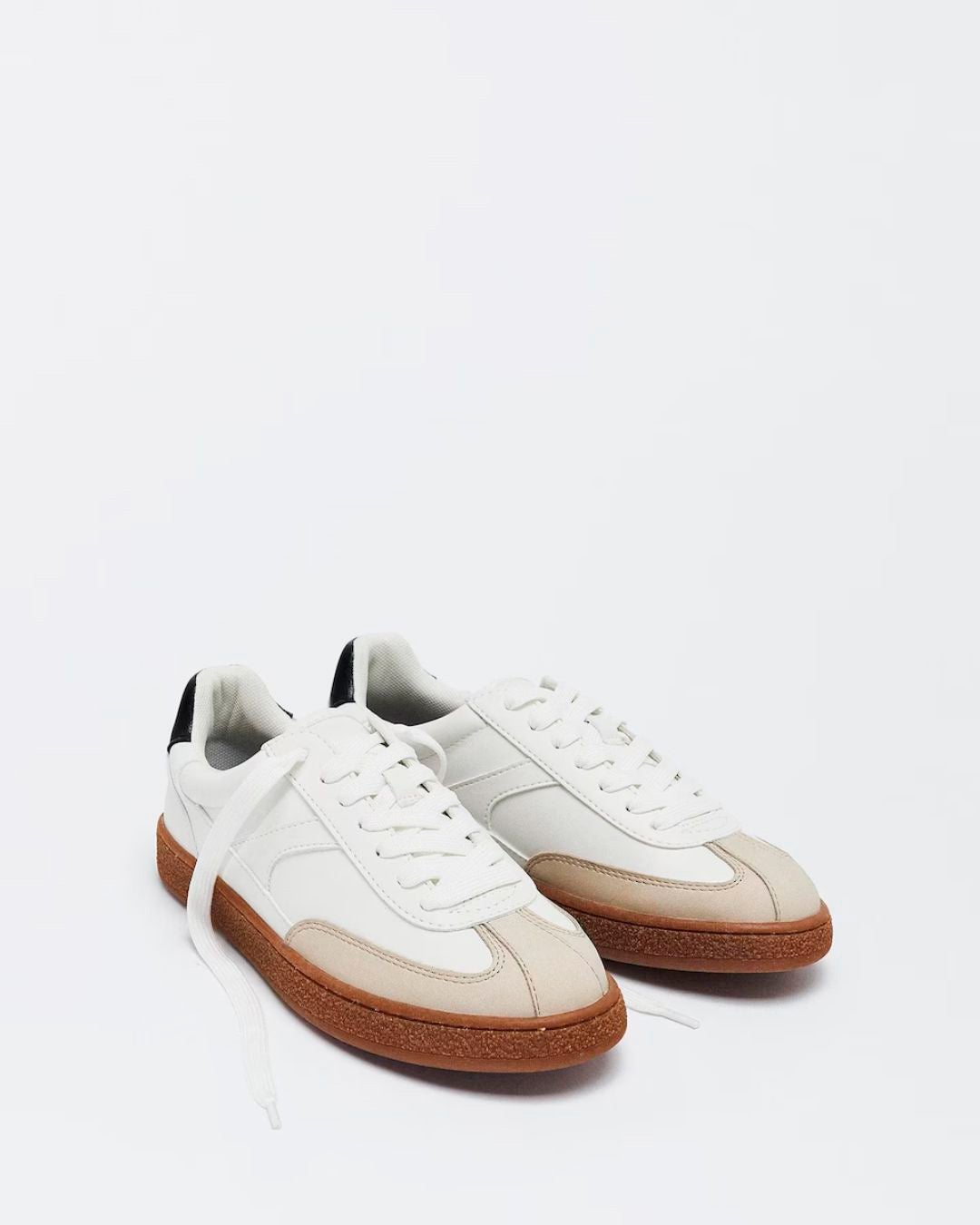 Bambas con cordones en tonos beige, blanco y negro. 29.99 euros en El Corte Inglés.