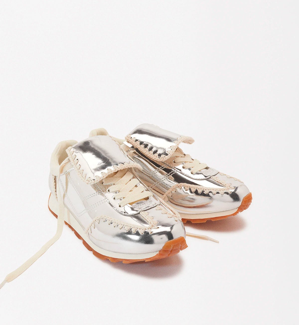 Zapatillas metalizadas con detalles de crochet en las costuras. 39.99 euros en Parfois.
