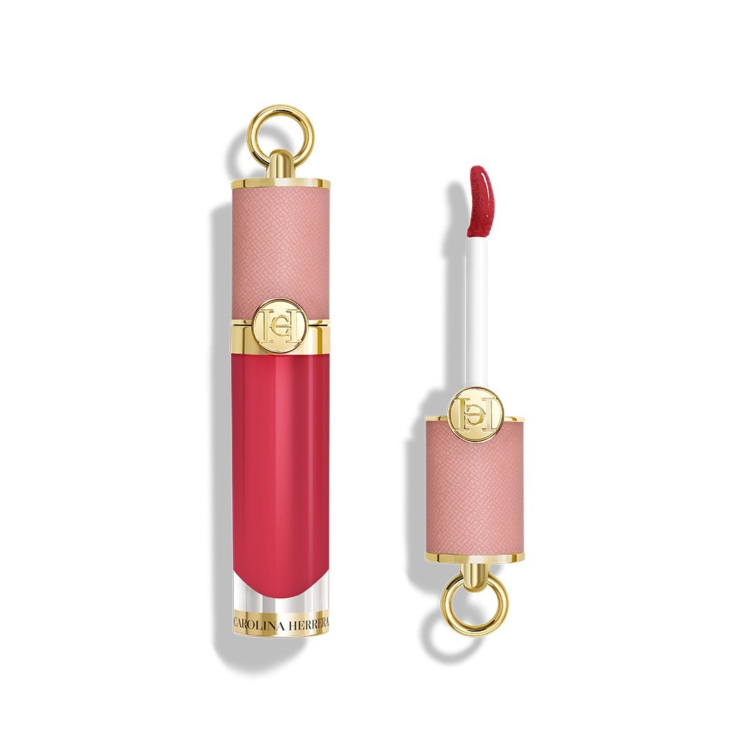 Gloss de labios Good Girl Gloss de Herrera Beauty (a partir de 43 euros). Brillo, hidratación duradera y efecto volumen en un solo producto. La fórmula está enriquecida con ácido hialurónico que aporta hidratación y aumenta el volumen de los labios hasta en un 36%. Su aplicador exclusivo con punta en forma de ala proporciona la cantidad adecuada de producto en una sola aplicación. Disponible en 6 tonos.