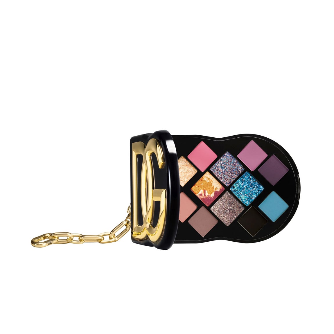 Paleta de ojos y mejillas Eye Dare You! Multi Finish de Dolce & Gabbana beauty (89 euros). Incluye 12 tonos con fórmulas innovadoras y acabados especiales: desde mates de alto impacto, polvos metalizados con efecto mojado, purpurinas biodegradables de efecto multidimensional, pigmentos 3D superreflectantes, mélange metalizados y sombras y delineadores de ojos 2 en 1. La paleta presenta un packaging especial con monograma DG en negro y dorado, inspirado en el bolso DG Logo Bag, con una cadena desmontable, y un pincel de doble punta para sombra de ojos o delineador y un espejo.
