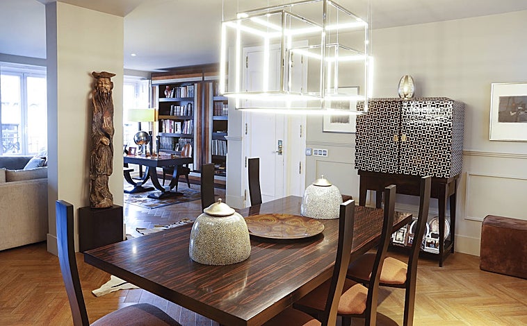 Imagen principal - Ambientes diseñados por Raquel Chamorro Estudio en los que pueden verse ejemplos de mezcla de maderas, murales en las paredes y techos decorados.