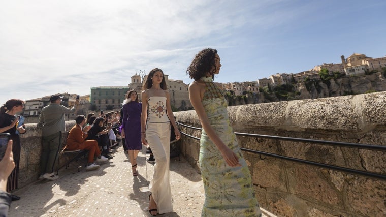 Tres looks de desfile firmados por Juan Carlos Pajares.