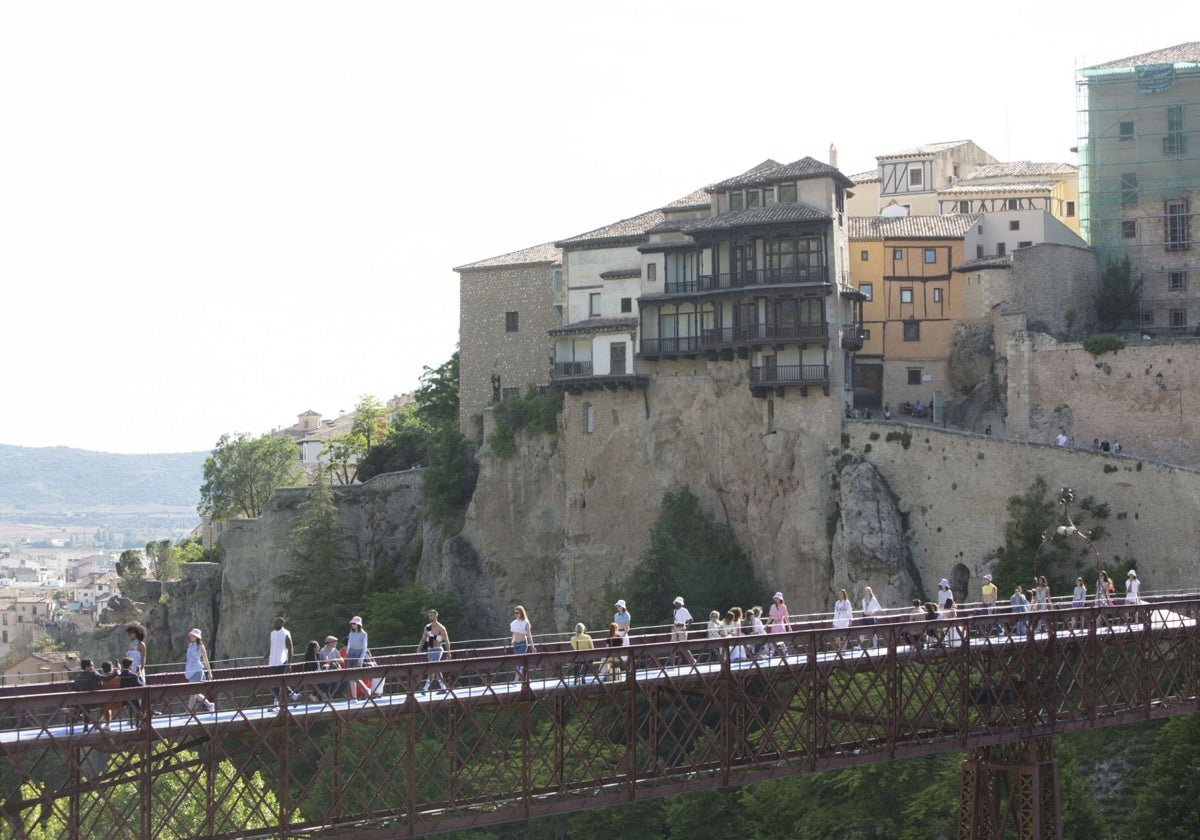 Primera Semana de la moda de Castilla La Mancha con una pasarela única, en el Puente de San Pablo con las 'Casas colgadas' como testigo.