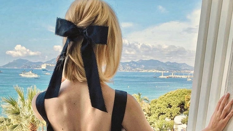 Adornar el corte bob con un lazo negro, como Elle Fanning en Cannes, o con cualquier otro accesorio es una manera rápida de conseguir otro peinado diferente.