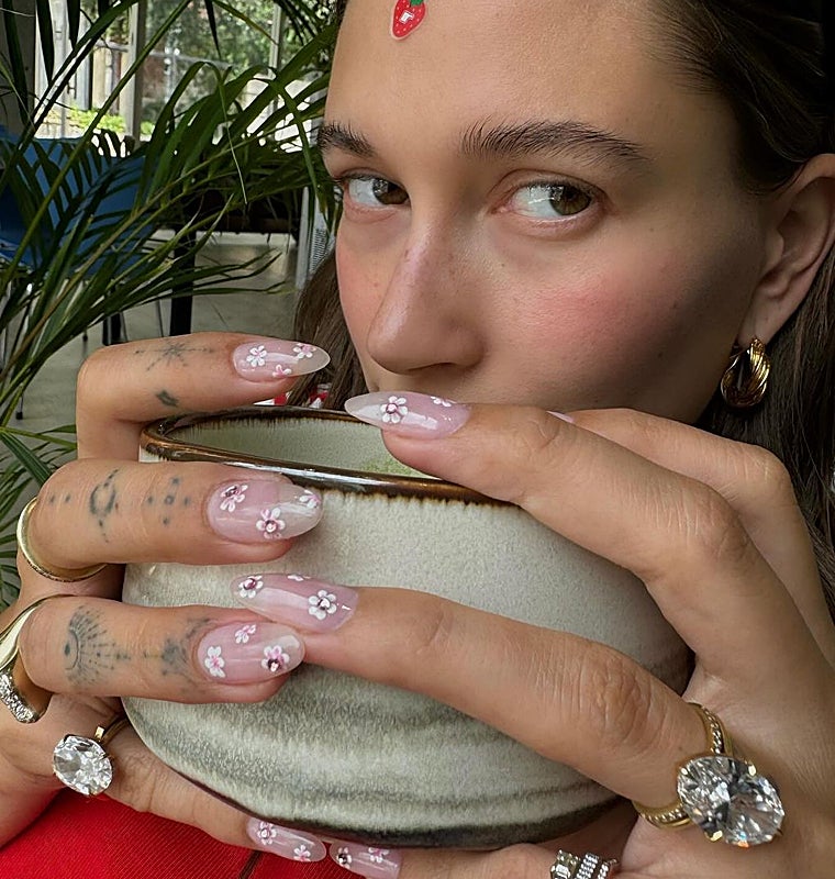 La manicura floral de Hailey Bieber es una propuesta perfecta para este verano.
