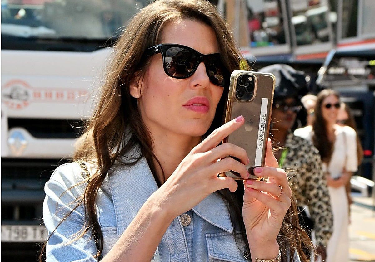 Carlota Casiraghi con manicura rosa, un tono perfecto para el verano.