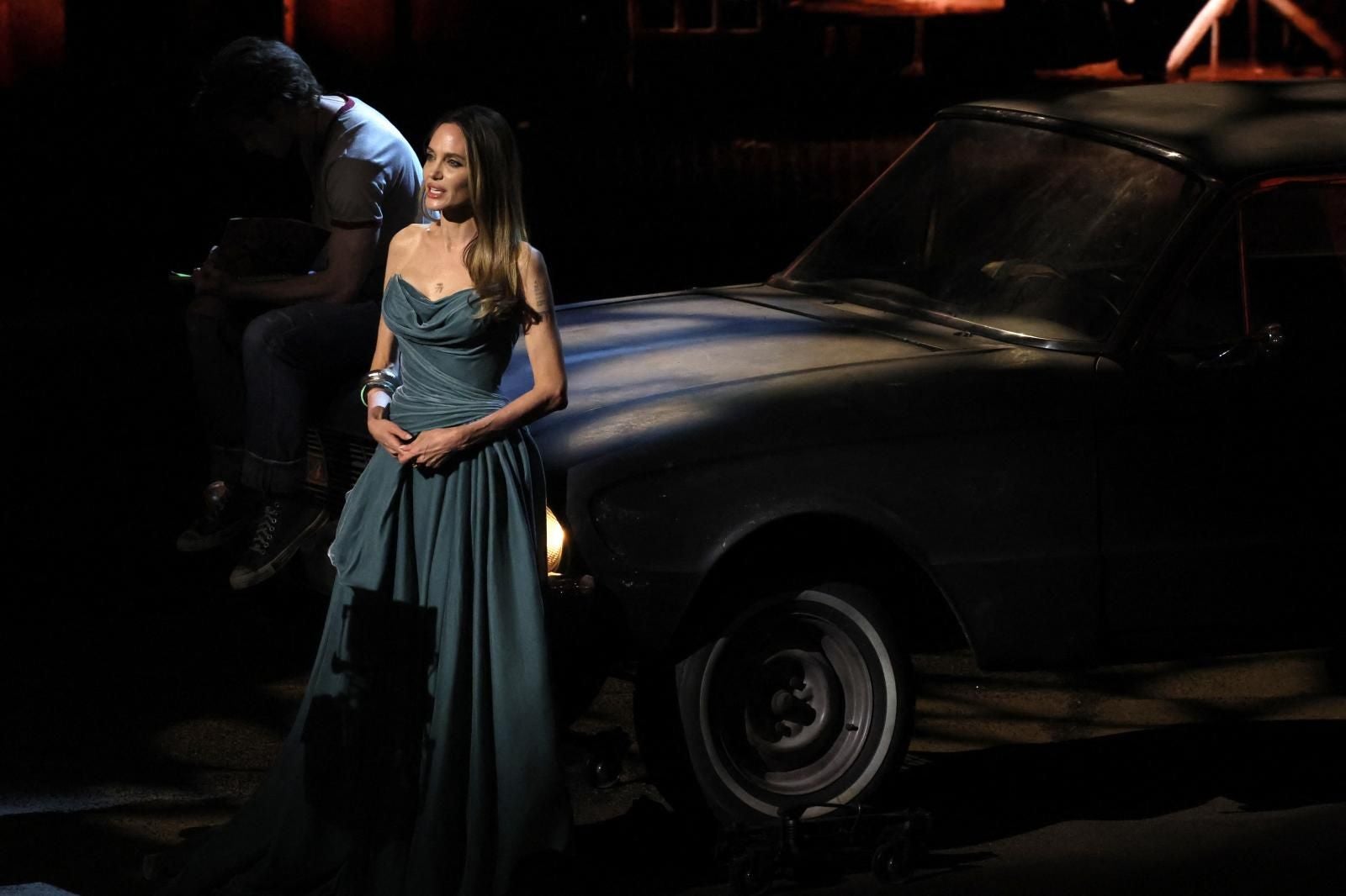  Angelia Jolie se hacía con su primer Premio Tony como productora llevando un vestido de terciopelo con escote de corazón firmado con Versace. 