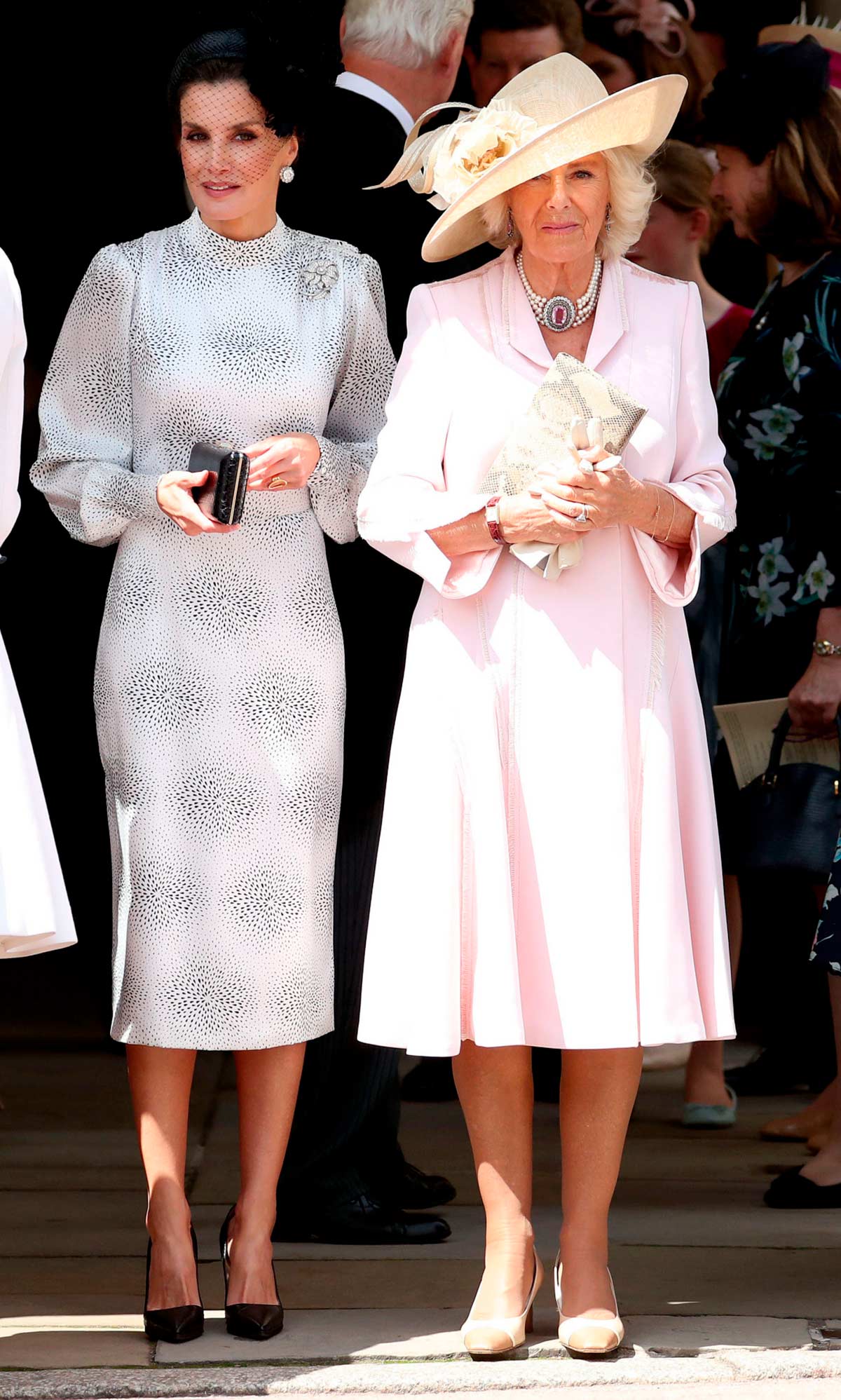 En 2019, en el Castillo de Windsor con motivo de la entrega de la orden de la Jarretera a diferentes monarcas, Doña Letizia llevó un vestido de lunares de Cherubina. Lo combinó con un tocado de la misma marca en negro. 