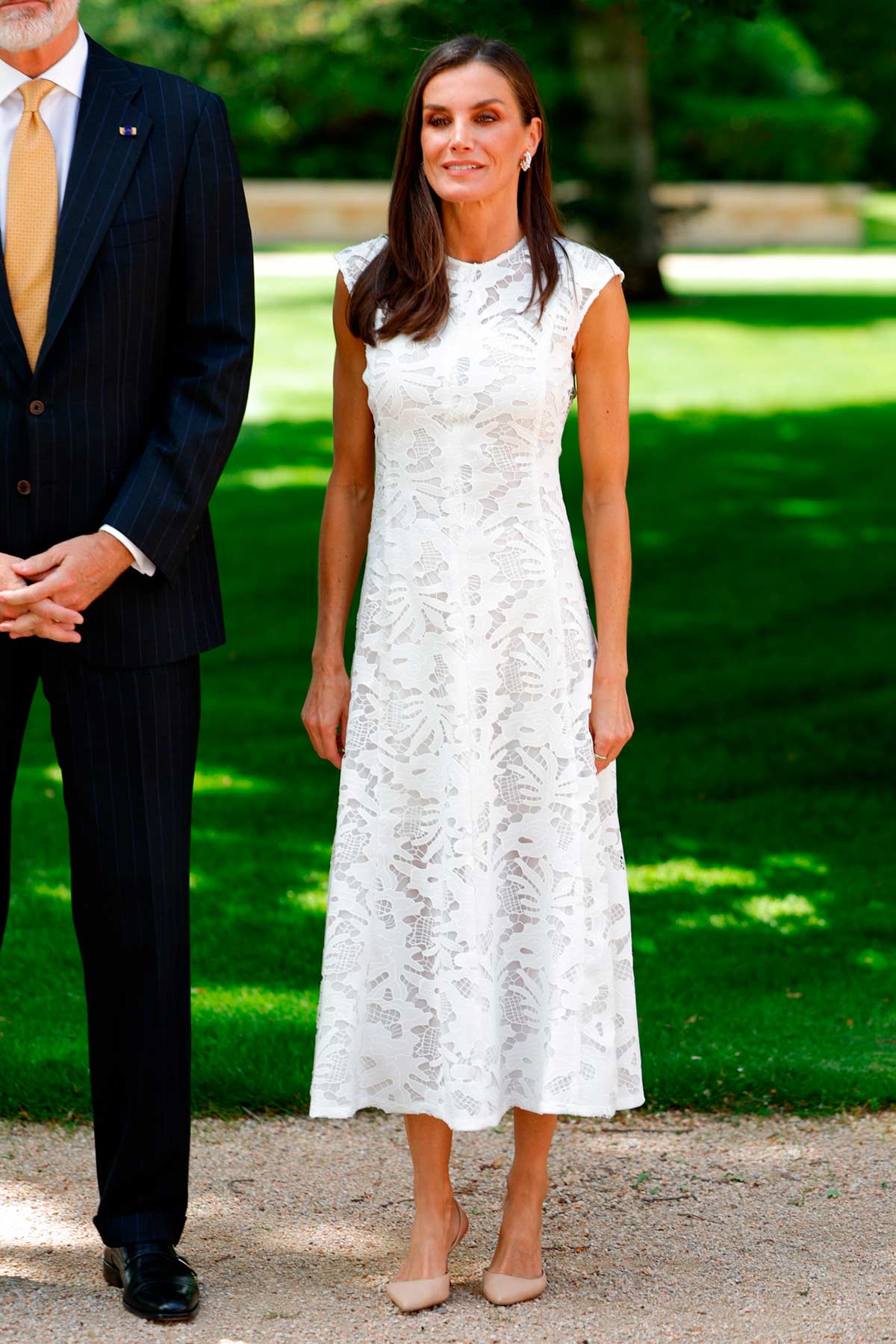 De Sfera, Doña Letizia recicló este vestido blanco de encaje semitransparente para recibir al presidente de la República de Colombia, Gustavo Francisco Petro, y la primera dama, Verónica Alcocer. 