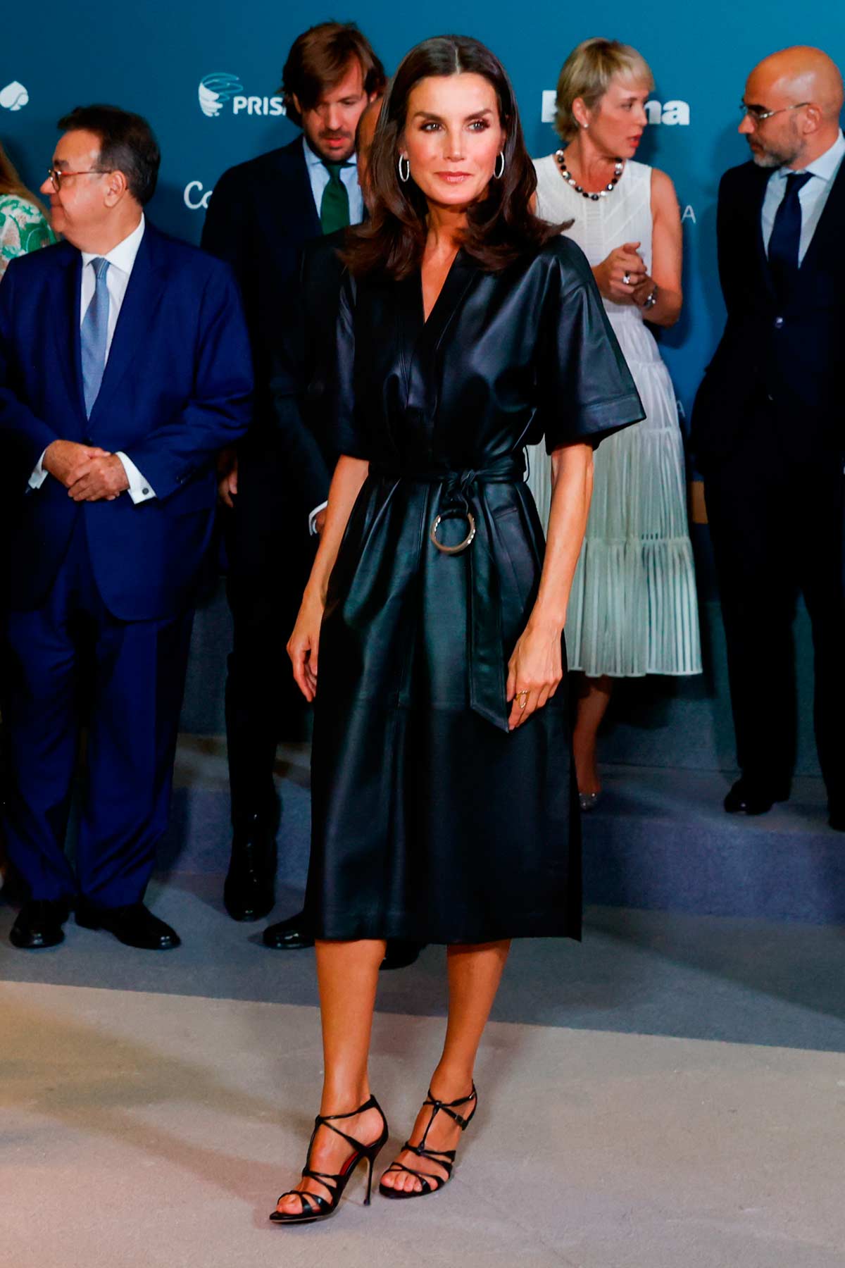 En la entrega de los Premios Retina ECO de 2022, la soberana lució un kimono de cuero negro firmado por & Other Stories. 