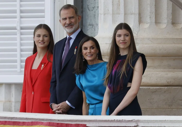 La Reina Letizia repite conjunto de firma española para celebrar el décimo aniversario de la proclamación del Rey>