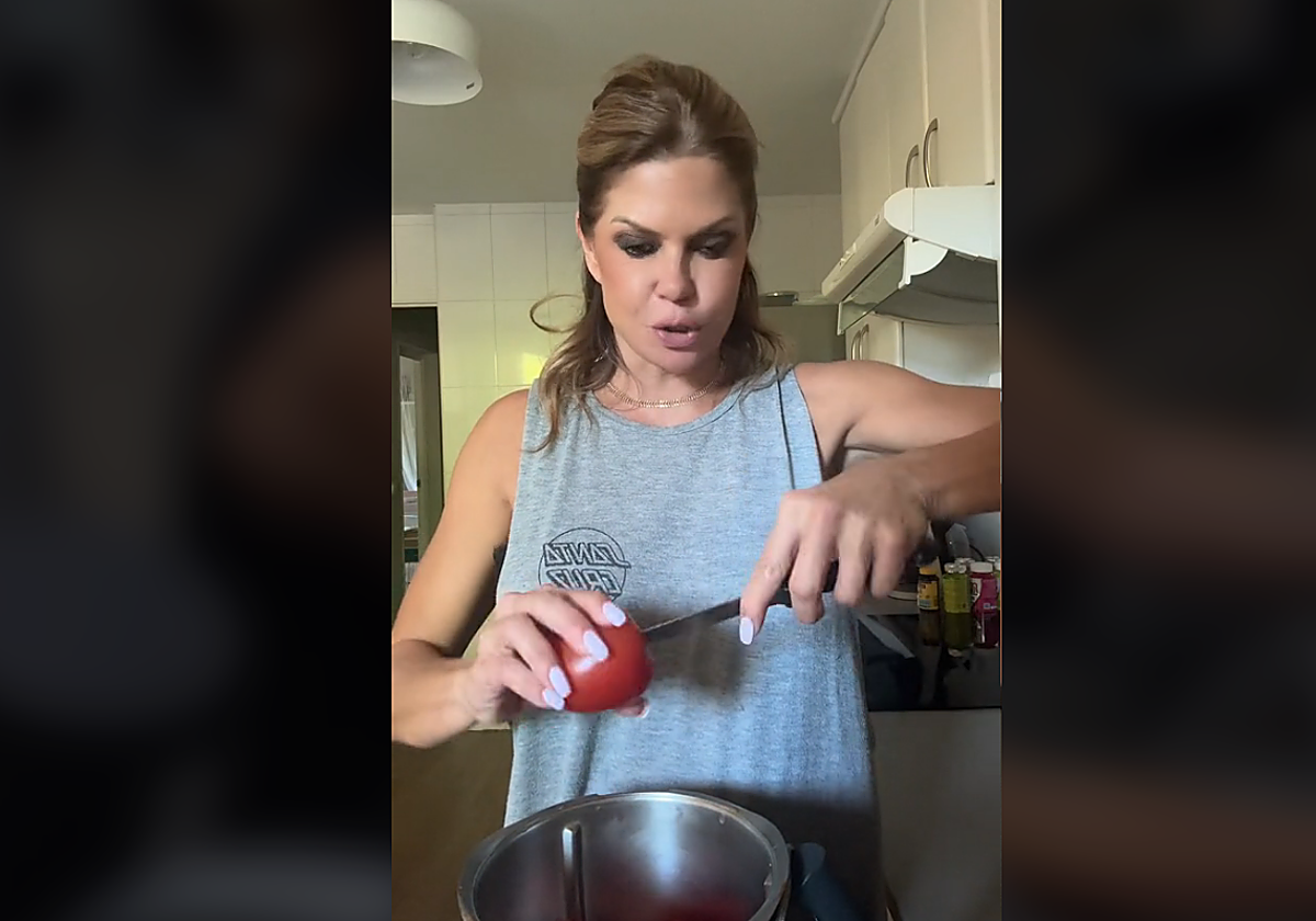 Makoke en uno de los momentos del vídeo preparando la receta del gazpacho fit