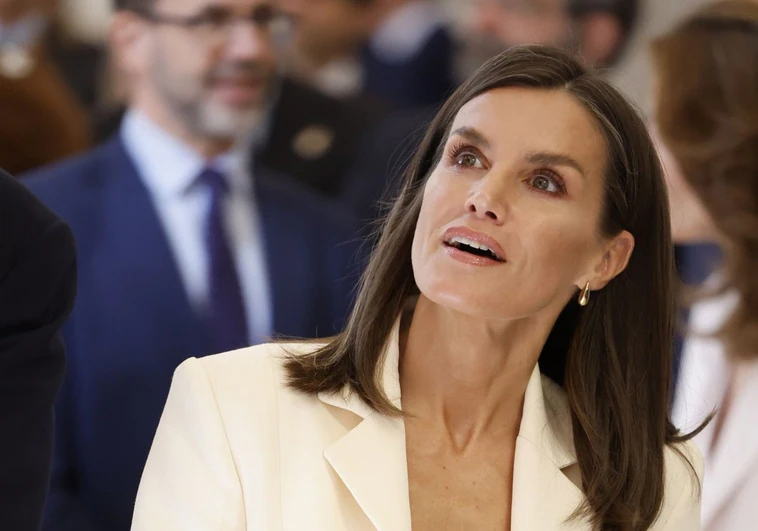 Traje blanco y falda plisada dorada: los últimos looks de la Reina Letizia en el aniversario de la proclamación>