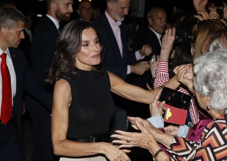 Imagen secundaria 1 - Doña Letizia recuperó su falda plisada dorada que combinó con complementos en negro, la Princesa de Asturias estrenó conjunto de Sfera y la Infanta Sofia eligió un conjunto de top y pantalón en color blanco. 