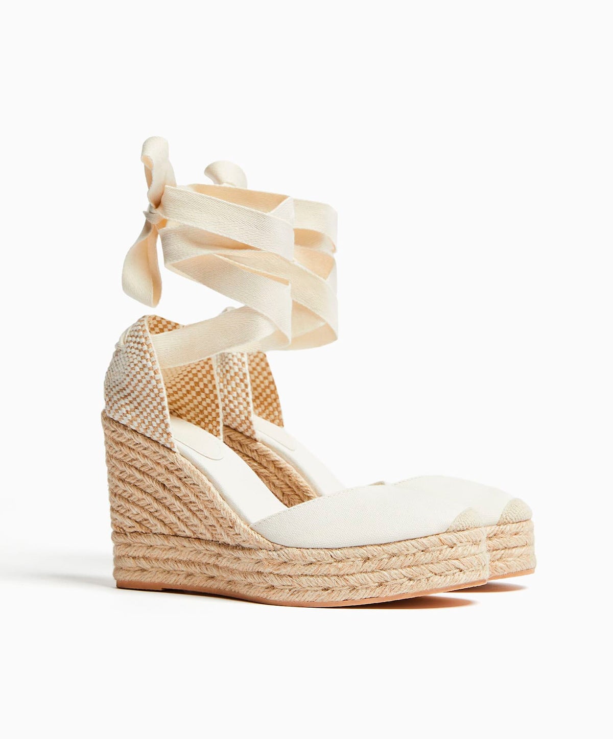Cuña yute atada en en el tobillo con un tacón de 11 centímetros. 19.99 euros en las rebajas de Bershka. 