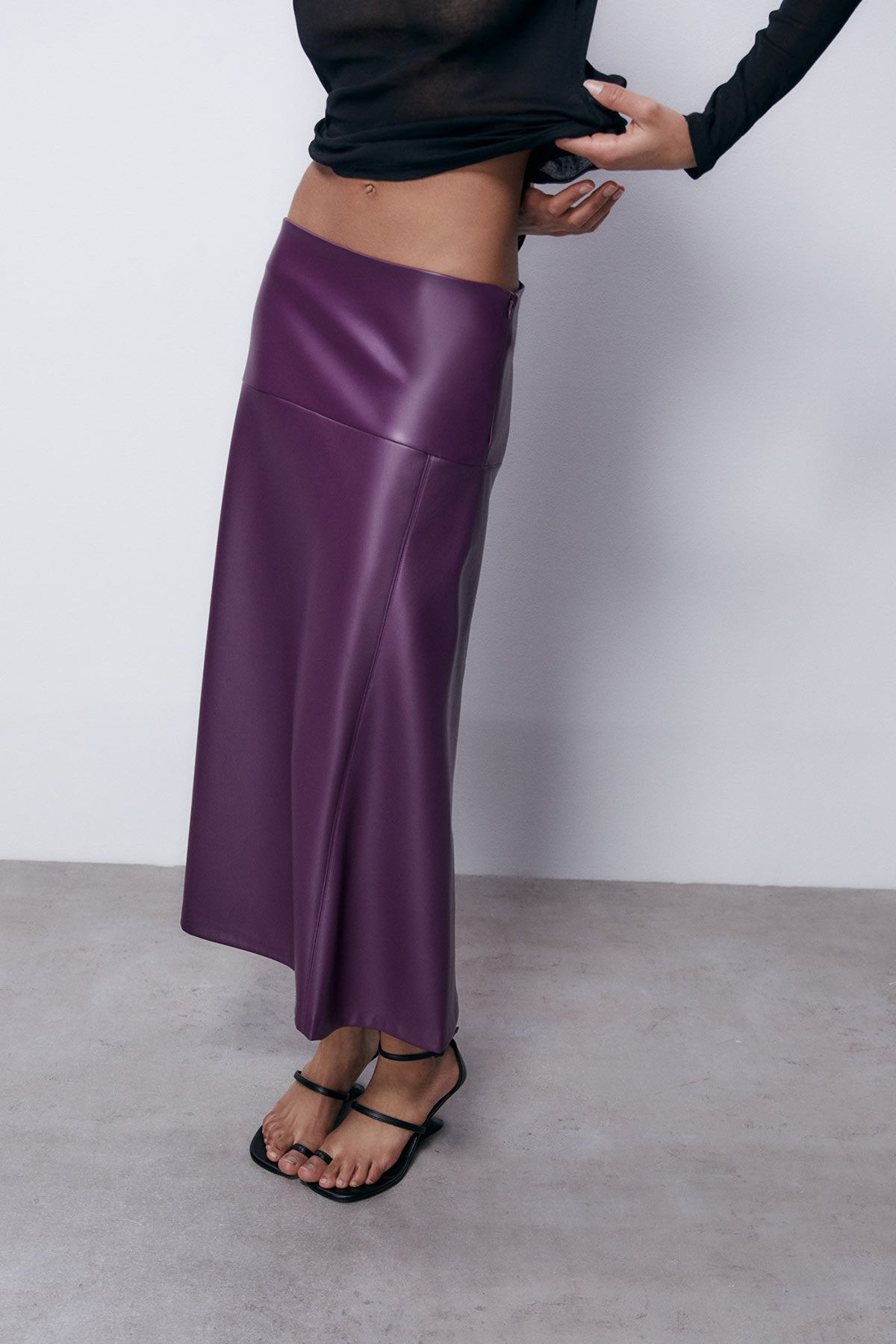 Falda larga morada efecto piel con vuelo. 15.99 euros en Sfera. 