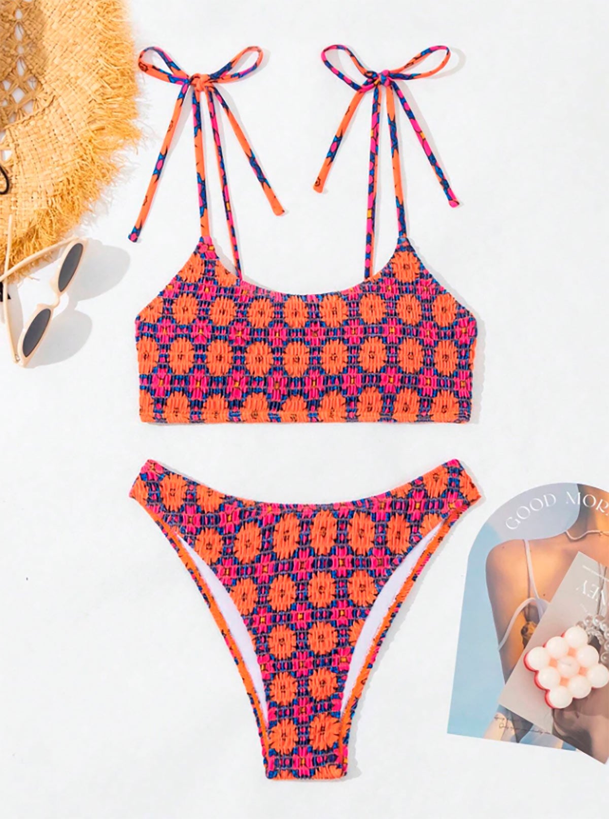 Bikini con estampado de flores y nido de abeja. 9,35 euros en Shein.