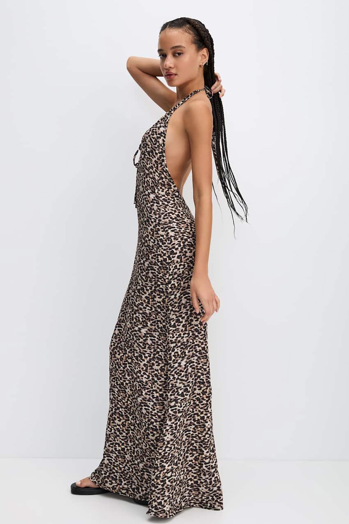 Vestido largo con espalda descubierta y estampado de leopardo. 19.99 euros en las rebajas de Pull&Bear. 