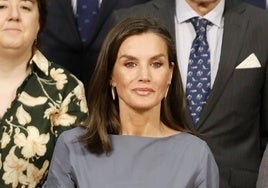 Las nuevas sandalias con brilli brilli de la Reina Letizia y su vestido rebajado con cintura de nido de abeja