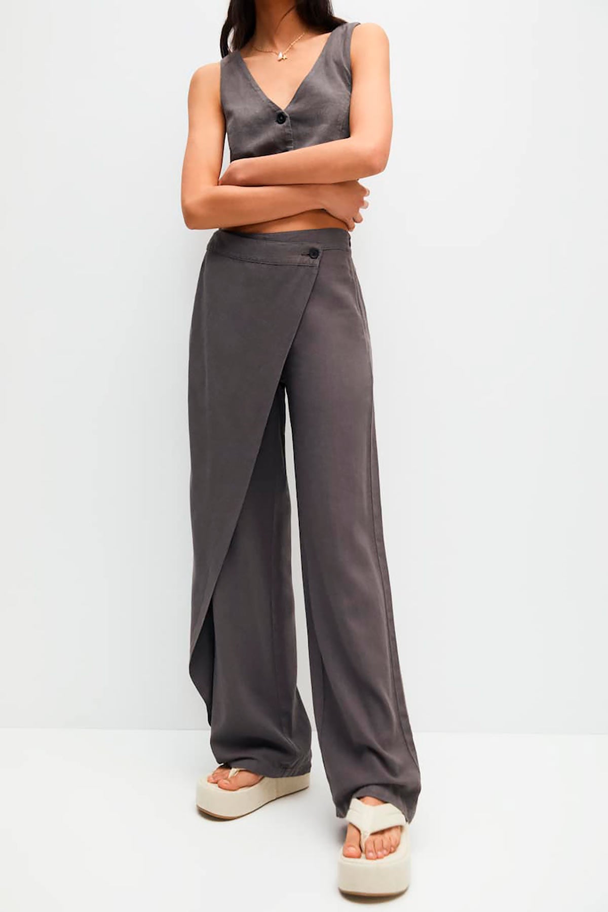 Pantalón de vestir con pareo de lino. 15.99 euros en las rebajas de Pull&Bear.