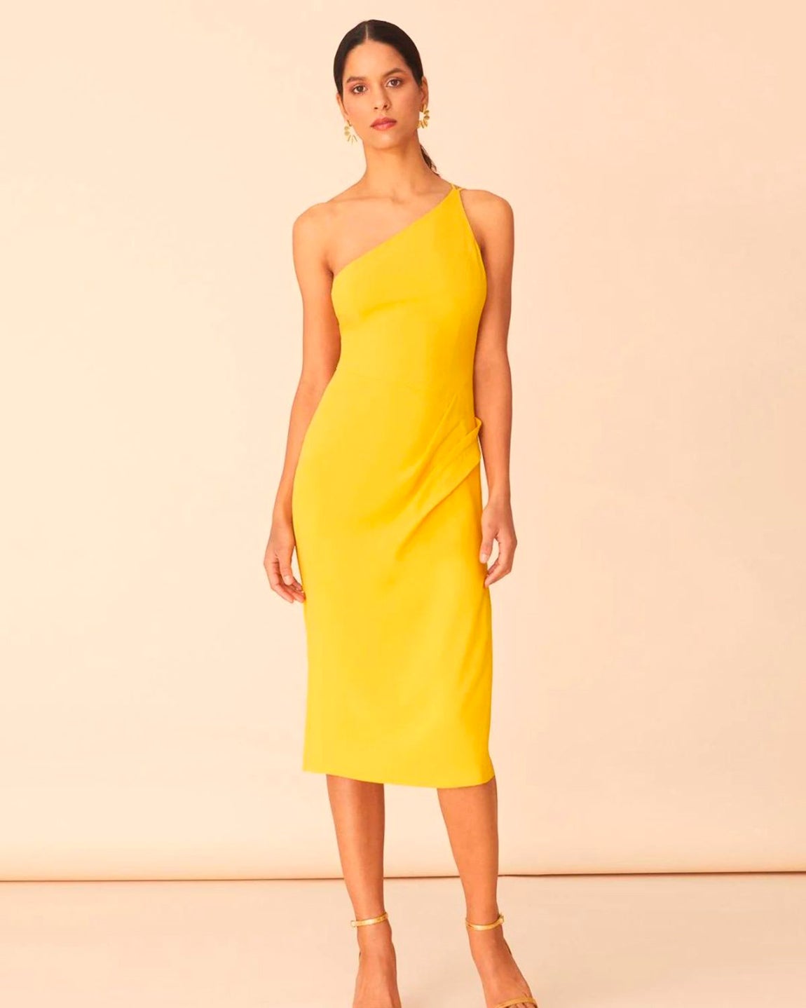Vestido amarillo con escote asimétrico y un solo tirante. Antes, 115 euros, ahora, 57.90 euros. Es de la marca Bruna.