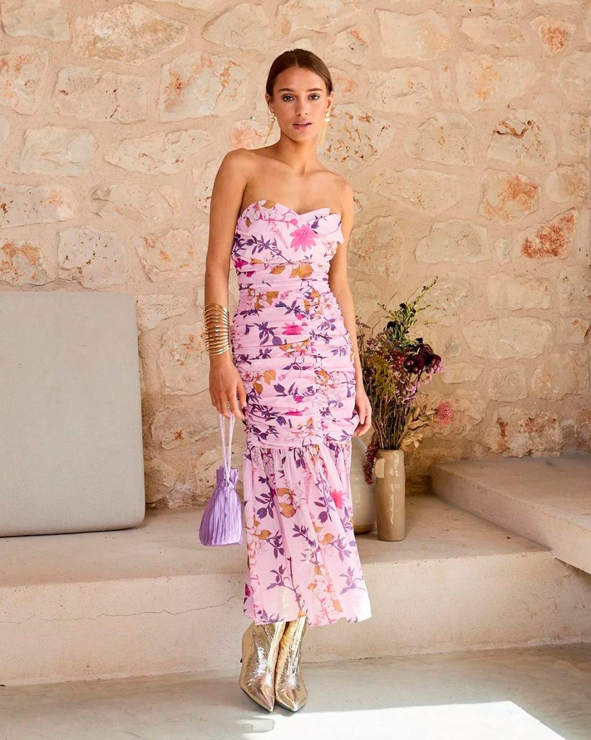 Vestido con escote palabra de honor, cuerpo drapeado, falda con vuelo y estampado floral firmado por Bruna. Antes 134 euros y ahora 93.90 euros.