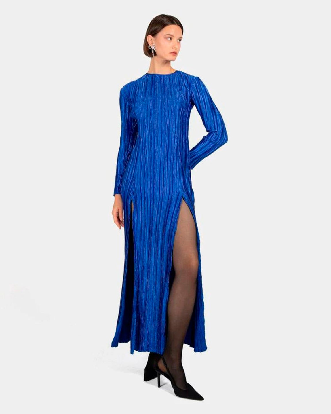 Vestido largo plisado con aberturas en la falda. Es de Laagam y antes costaba 99.90 euros. Ahora, tiene un precio de 89.91 euros.