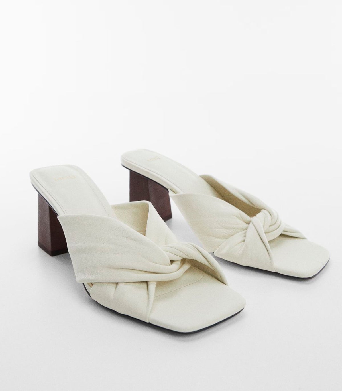 Sandalia cruzada piel en blanco. 29.99 euros en Mango Outlet. 